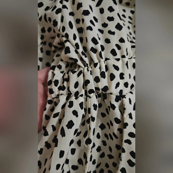 VICI Flawless Well Behaved Printed Pocketed Tie Romper. Size small - Picture 9 of 16